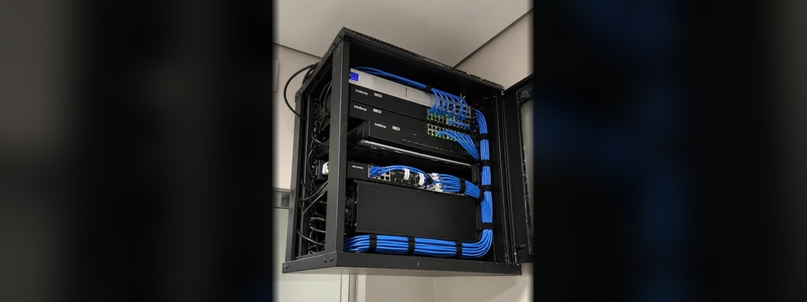 Rack de rede organizado com cabeamento azul